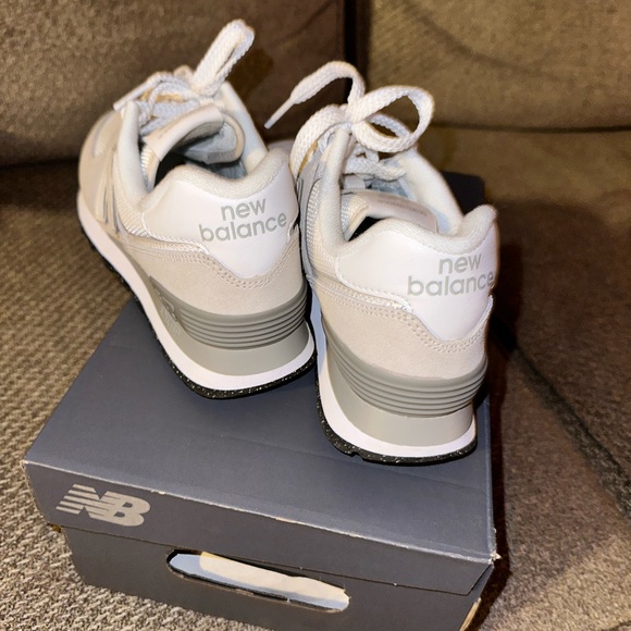 Brand new new balance 574 gray/ white color - Picture 3 of 3